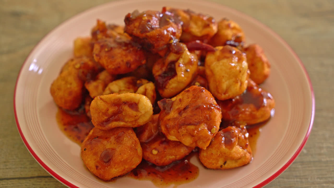 albóndigas fritas con salsa picante - estilo de comida callejera tailandesa