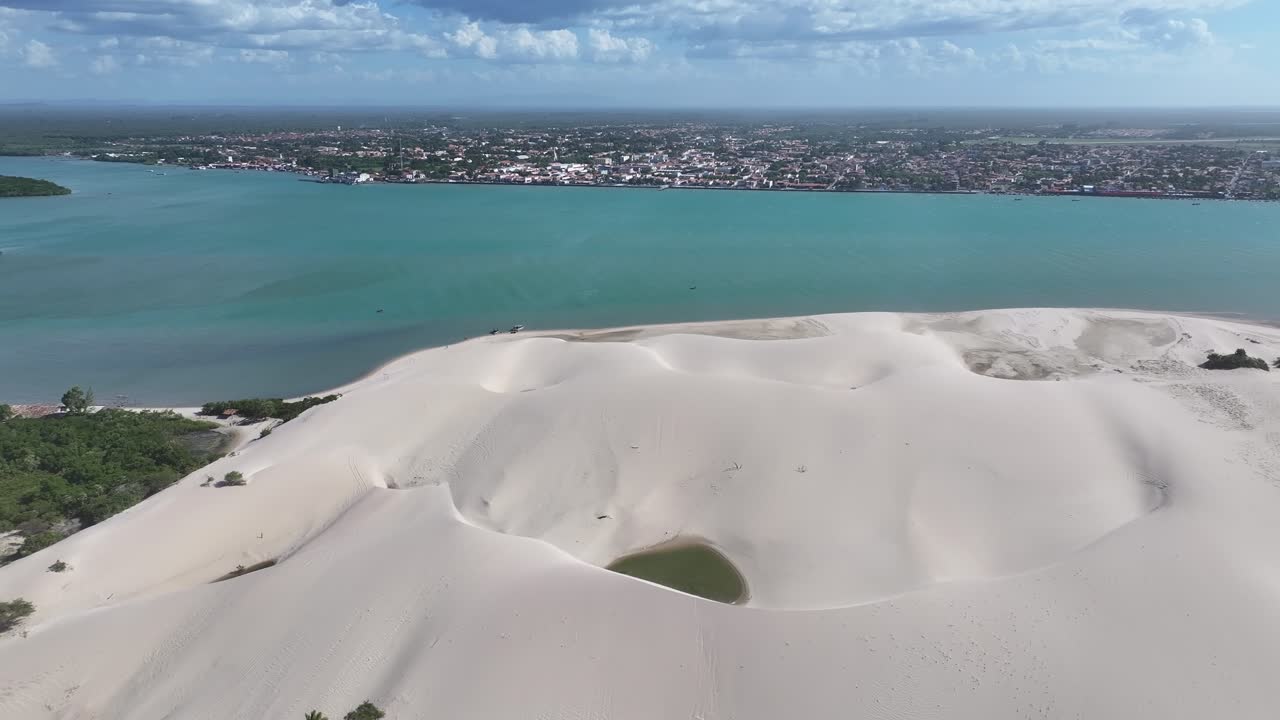 Spiaggia di Camocim a Camocim, Cearà, Brasile. Paesaggio sulla spiaggia. Paesaggio marino naturale. Destinazione per le vacanze. Spiaggia di Camocim a Camocim, Cearà, Brasile. Viaggio estivo