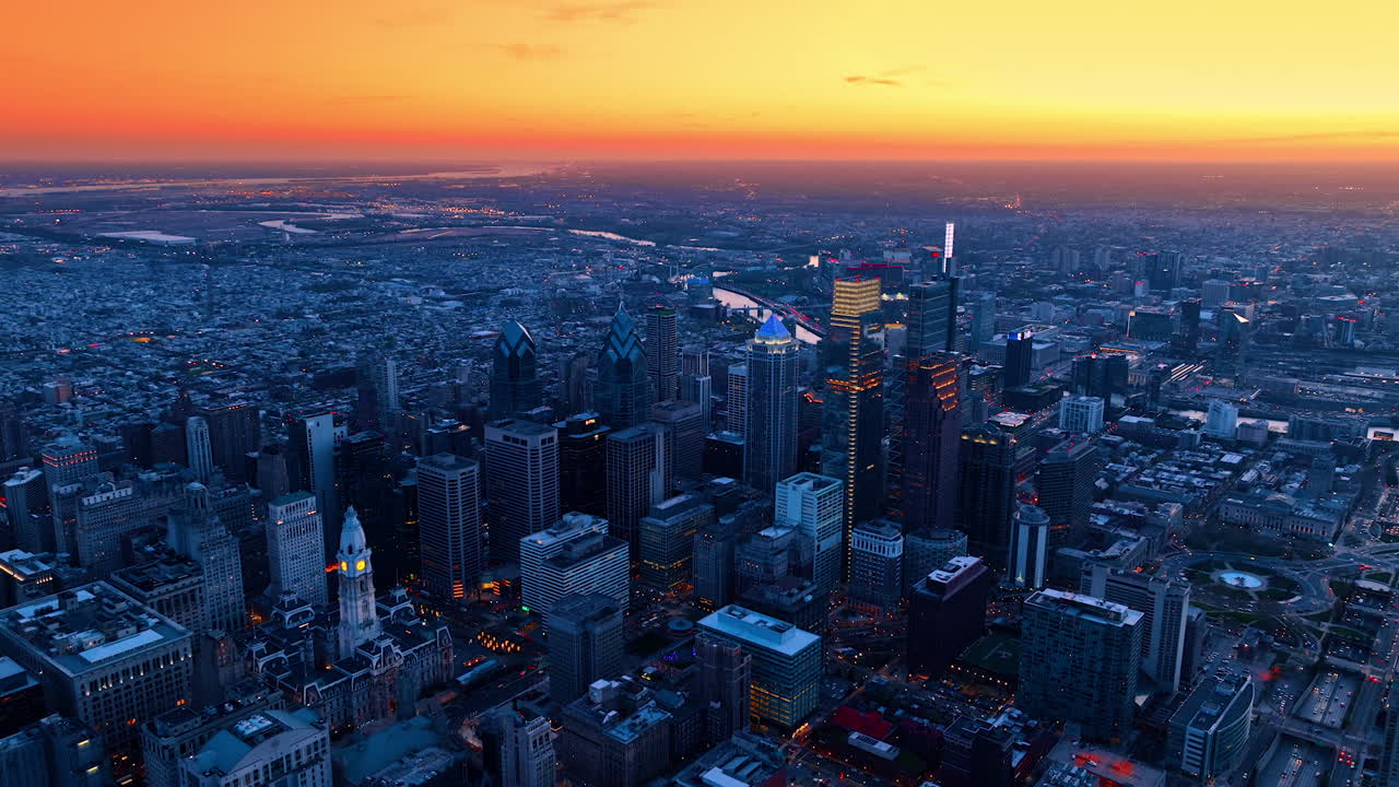 Philadelphia, USA, 24 aprile 2026: Ampia vista aerea dello skyline di Philadelphia al crepuscolo. Vista aerea dall'alto dello skyline di Philadelphia al crepuscolo con il Municipio, le torri di Center City, il fiume e la griglia stradale.