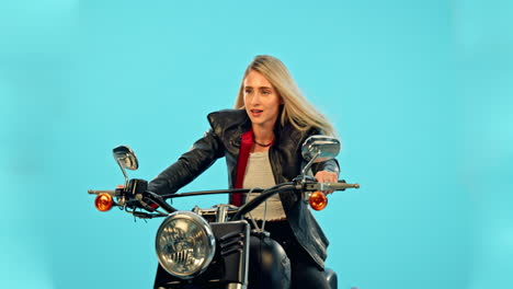 motocicleta, estudio y mujer con libertad de viaje