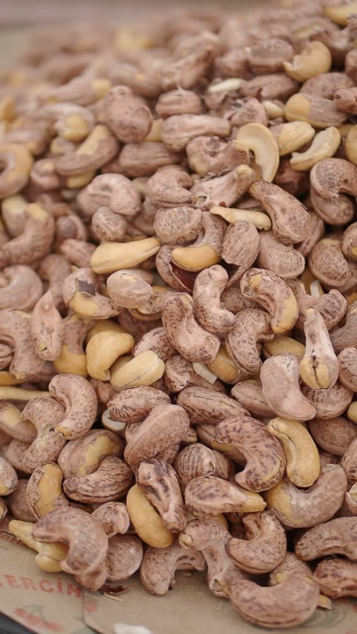 Primo piano di anacardi crudi con guscio