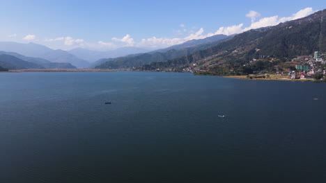 Panorama-Des-Phewa-Sees-Und-Des-Annapurna-Gebirges-In-Pokhara,-Nepal