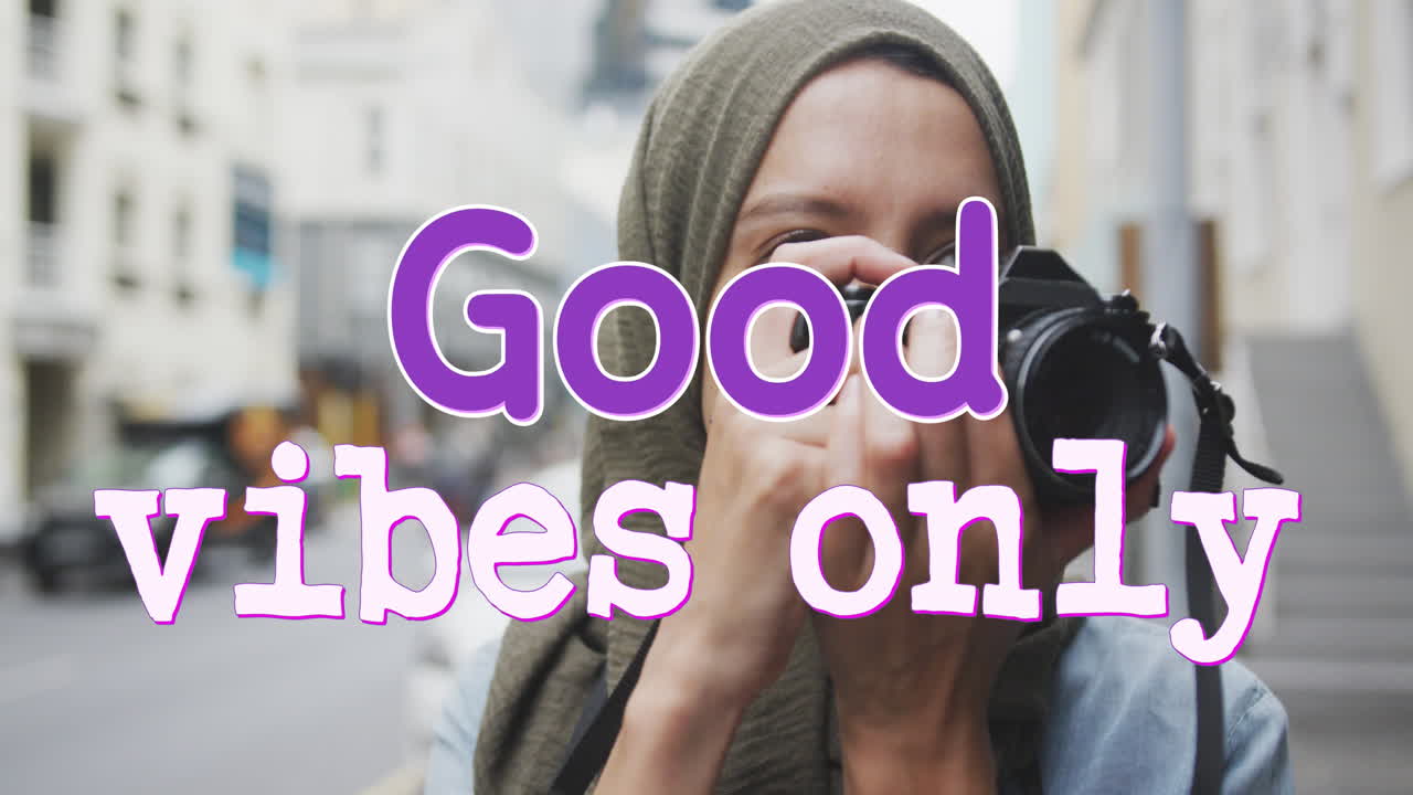 animación de texto buenas vibraciones sólo sobre mujer tomando foto