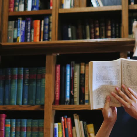 Mujer-Joven-Acostada-Leyendo-Un-Libro