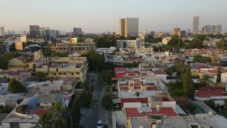 Drone-Desciende-En-Colorido-Barrio-Rojo-Y-Verde