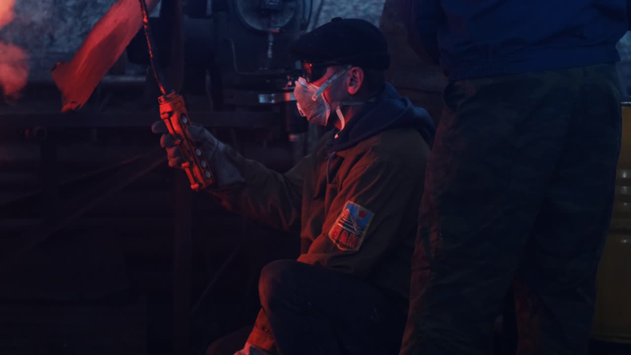 panel de control de funcionamiento del trabajador industrial