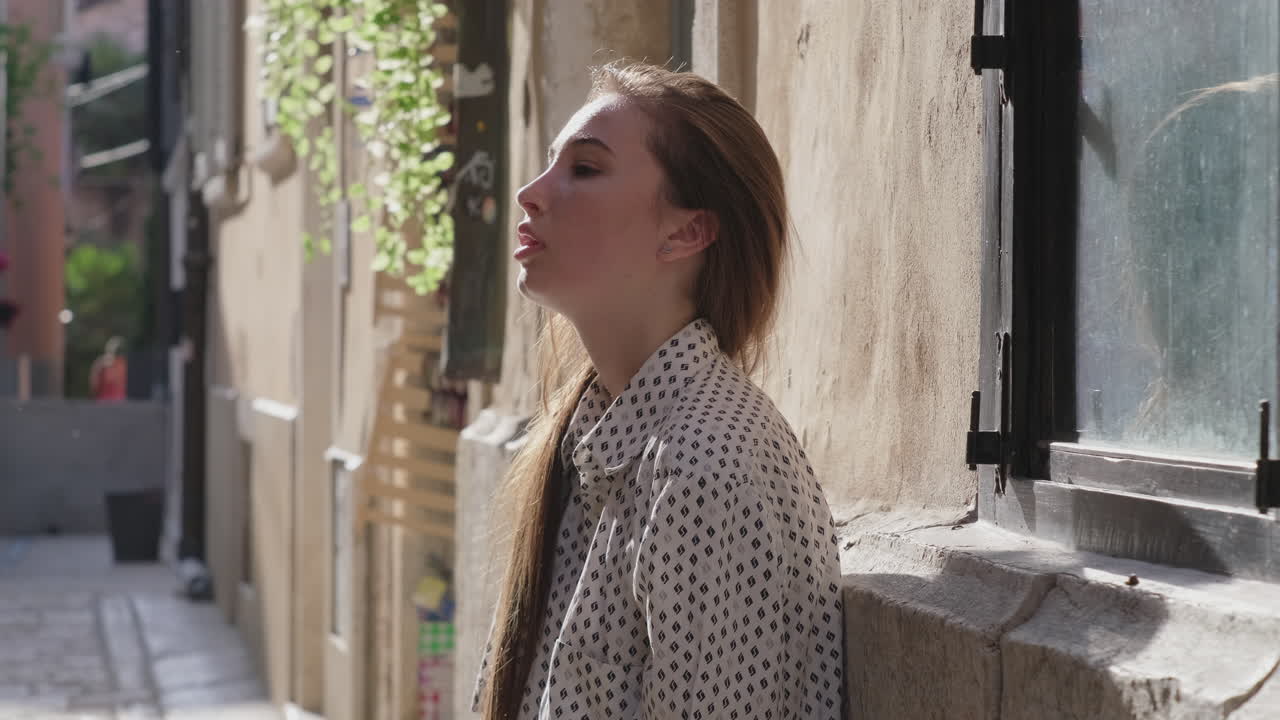 joven en la calle de la ciudad europea
