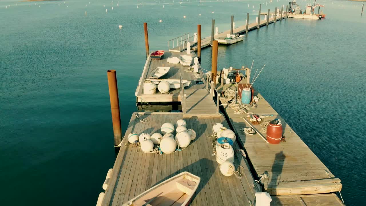 короткий полет беспилотника над доками с размещенным на них морским оборудованием высотой 20 футов