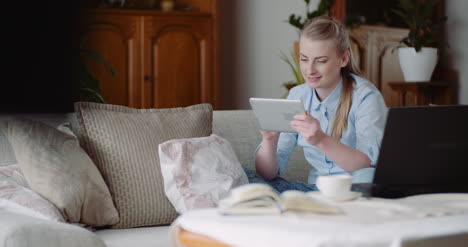 Home-Office-Frau,-Die-Am-Tablet-Arbeitet