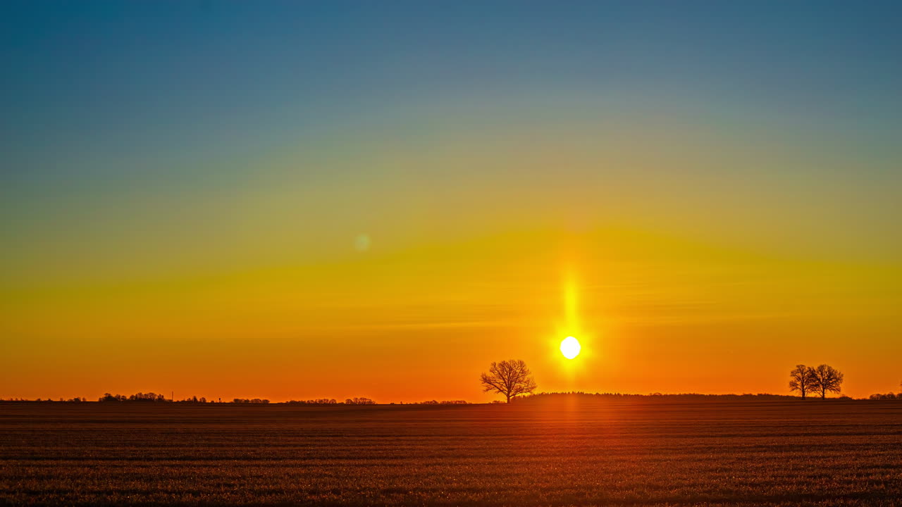 시골 농장과  위에 해가 뜨는 시간