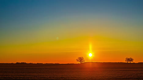 Timelapse-Del-Sol-Sale-Sobre-La-Granja-Rural-Y-Los-Campos