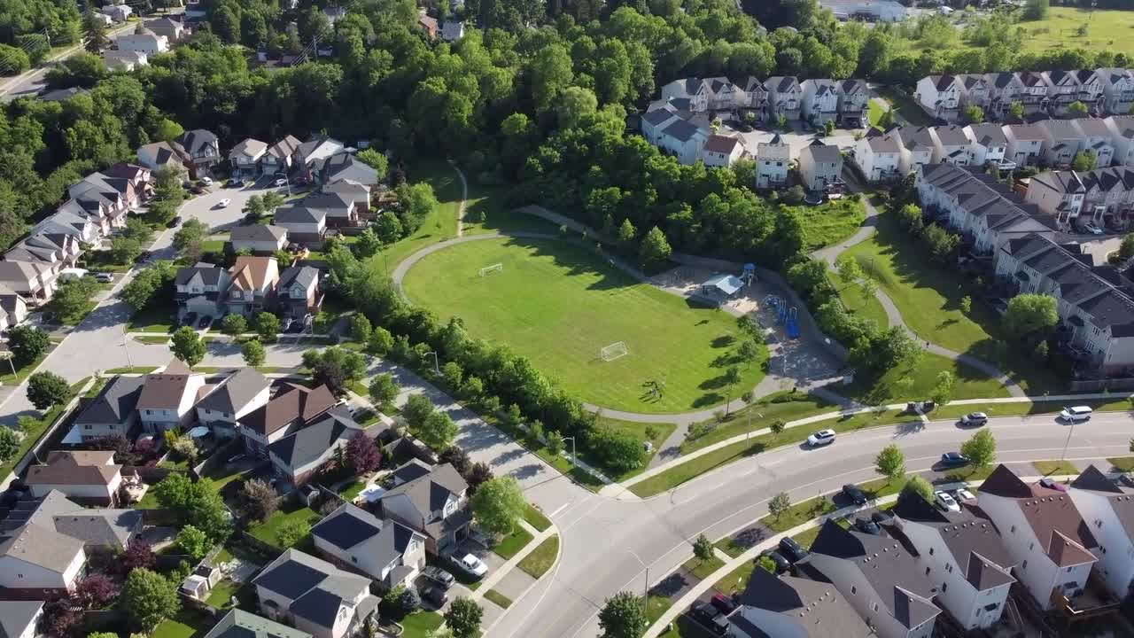 drone volando hacia un soleado campo de fútbol en halton hills