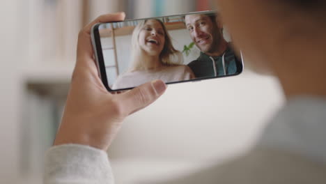 Mujer-Joven-Video-Chat-Usando-Un-Teléfono-Inteligente-Pareja-Feliz-Mostrando-Anillo-De-Bodas-Compartiendo-Compromiso-Disfrutando-Celebrando-La-Relación-En-La-Conexión-De-Teléfono-Móvil-Imágenes-De-4k