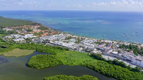 vista panorámica del refugio de vida silvestre laguna bavaro y las propiedades costeras de la playa en punta cana, república dominicana