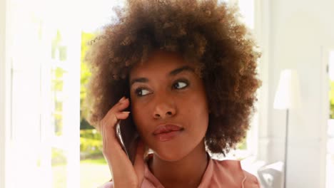 mujer feliz hablando por teléfono móvil