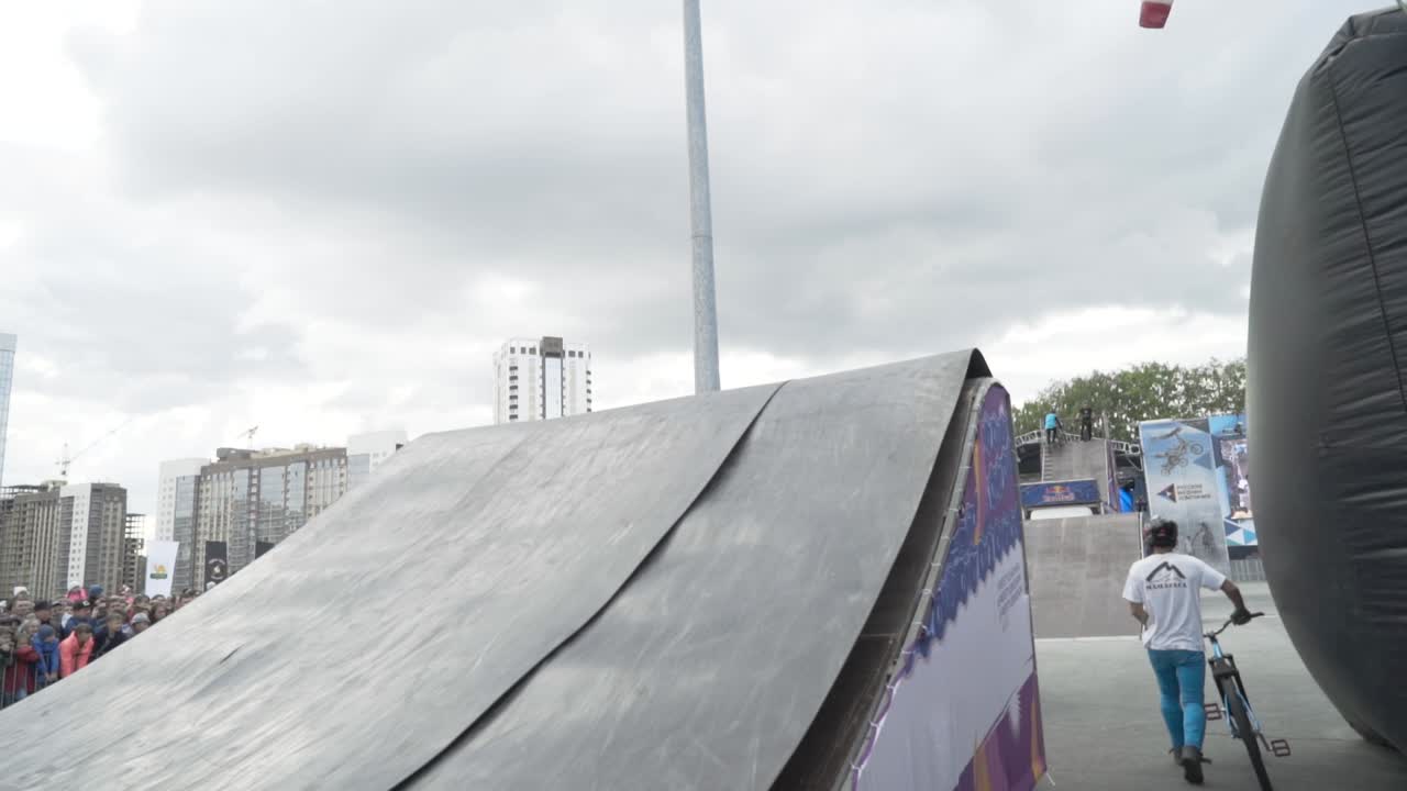 espectáculo de acrobacias en bicicleta