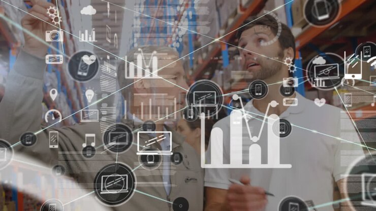 Animazione di interfaccia infografica, icone collegate, colleghi caucasici che verificano l'inventario in magazzino