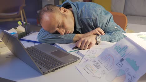 cansado del trabajo, el hombre de negocios se duerme.