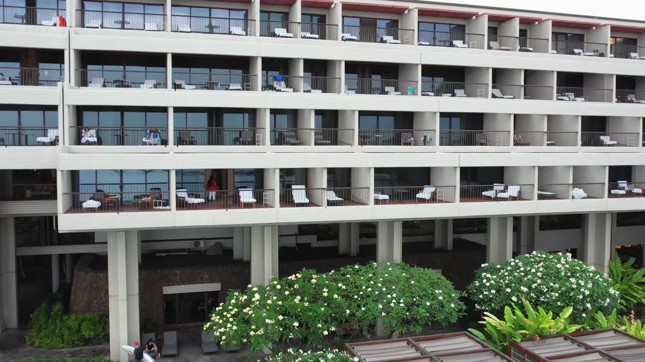 마우나 케아 비치 호텔 외관, 하와이의 해변가 리조트를 따라 공중 오름차순