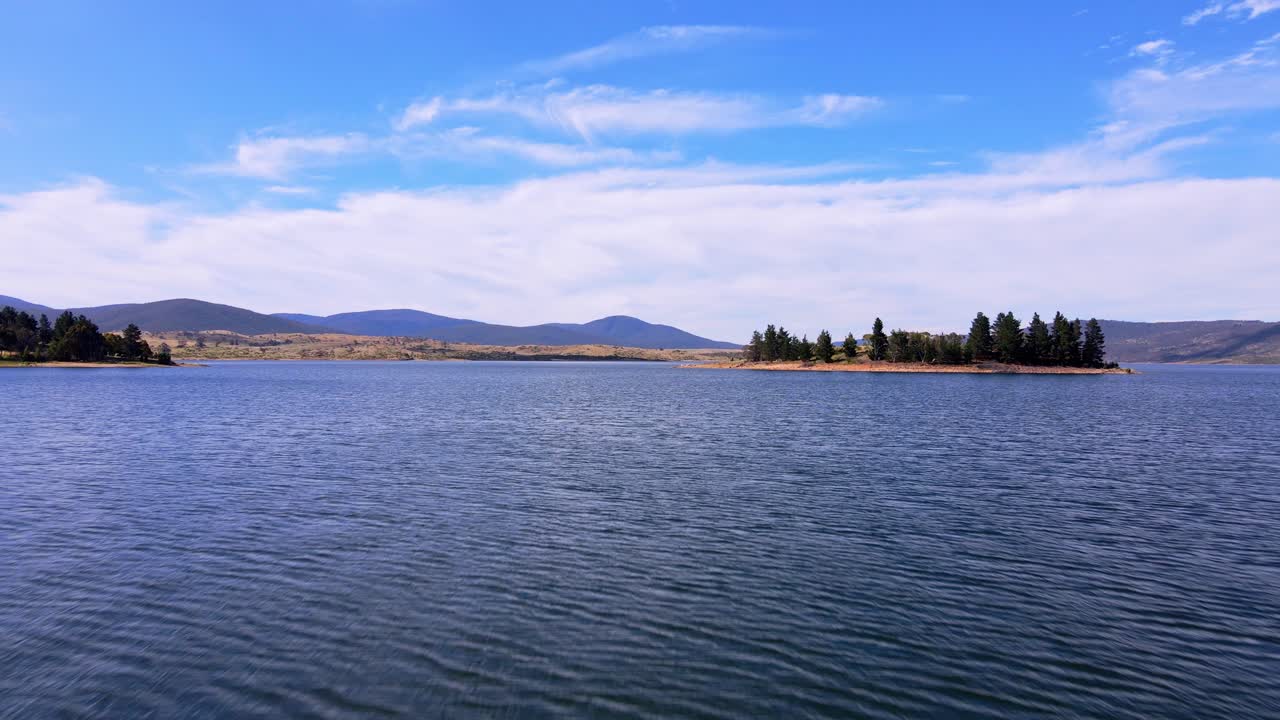 오스트레일리아 뉴사우스웨일즈 남동부의 눈 인 산맥 근처에 있는 진다바인 호수 (lake jindabyne) 의 조용한 풍경