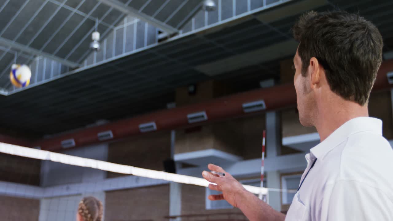 entrenando a una jugadora de voleibol 4k