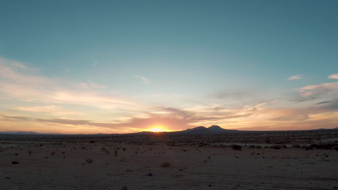 timelapse colorido amanecer en el desierto de mojave de california, alejar