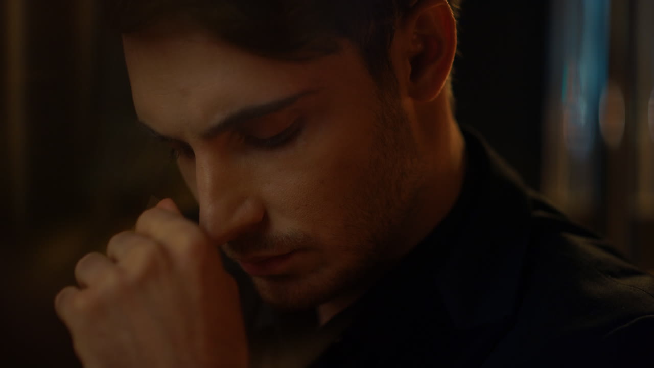 실내에서 카메라를 바라보는 집중된 남자