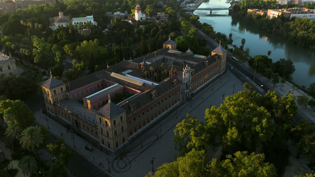 vista aérea del palacio de san telmo, edificio gubernamental a lo largo del canal de alfonso xiii al amanecer en sevilla, españa