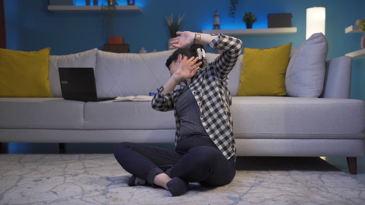 두려움과 스트레스에 시달리는 여성