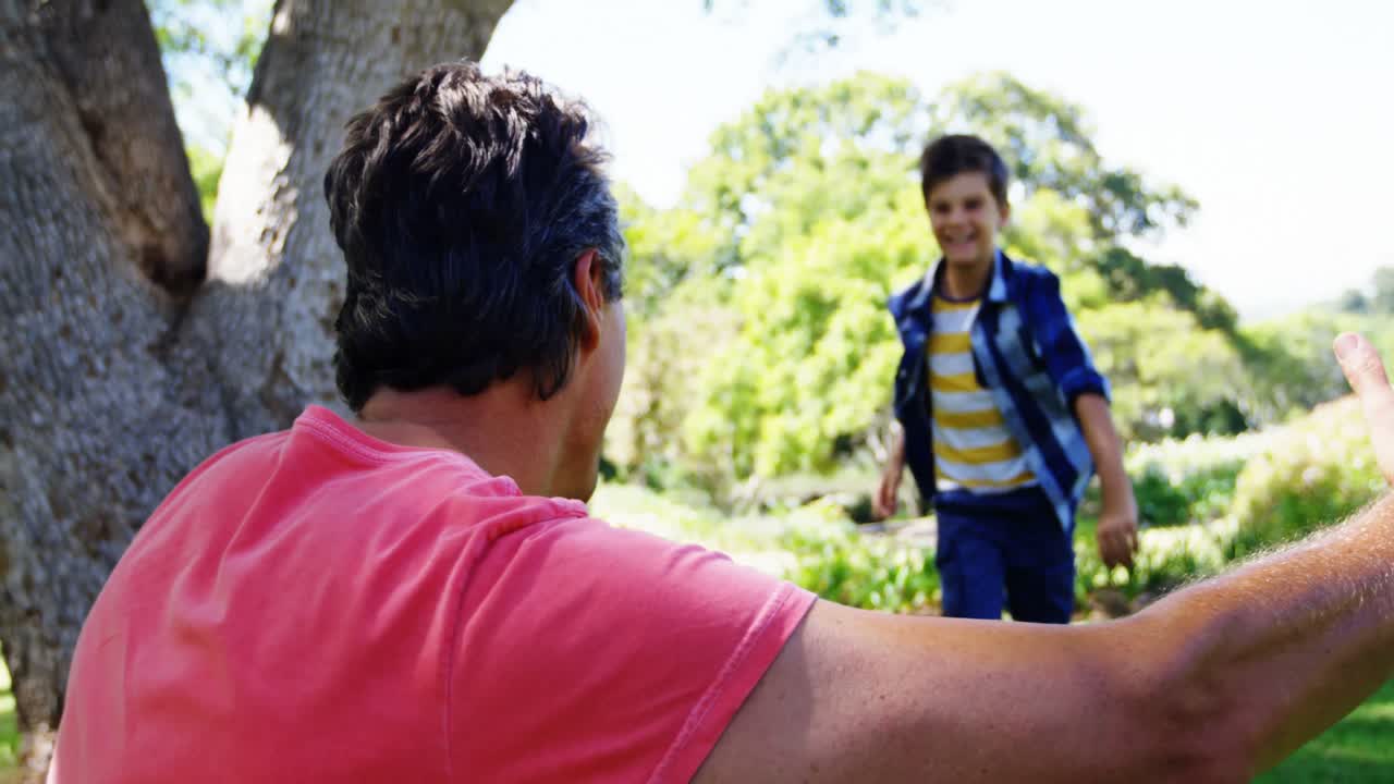 padre e hijo abrazándose en el parque 4k