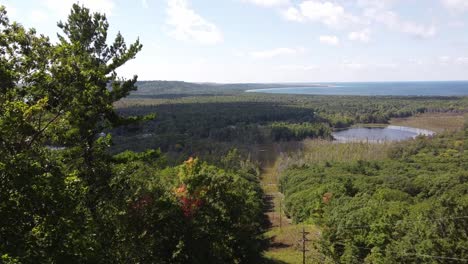 Gente-Admirando-El-Paisaje-Boscoso-De-Las-Dunas-Del-Oso-Durmiente-A-Orillas-Del-Lago-Nacional-Y-El-Lago-Glen-A-Lo-Largo-De-La-Costa-Del-Lago-Michigan-Cerca-De-Glen-Arbor