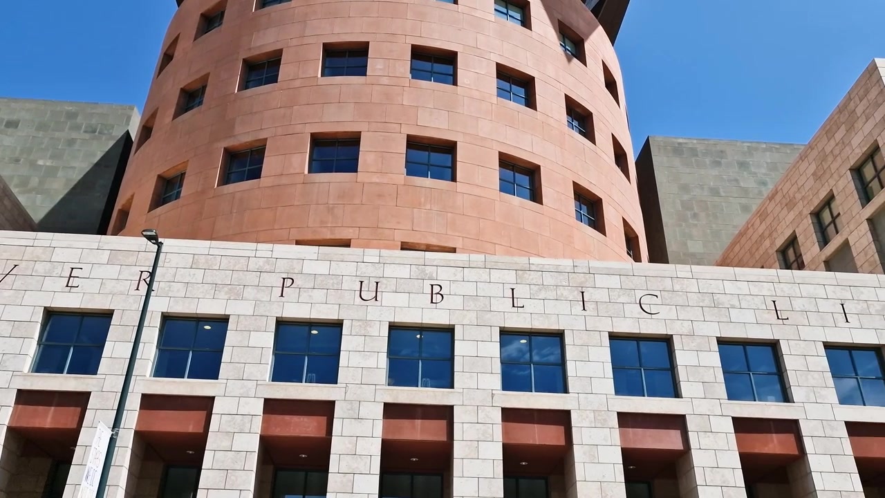 Exterior do Edifício da Biblioteca Pública de Denver em um dia ensolarado de verão, Colorado, EUA.