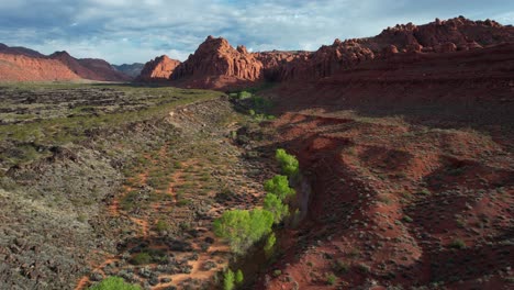 Luftaufnahme-Der-Landschaft-Des-Snow-Canyon-State-Park-Utah-Usa,-Roter-Sandsteinhügel-Und-Pflanzen,-Drohne-Erschossen