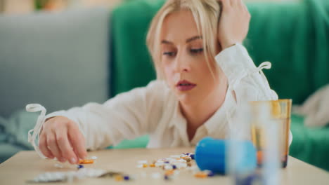 la chica prepara pastillas sedantes