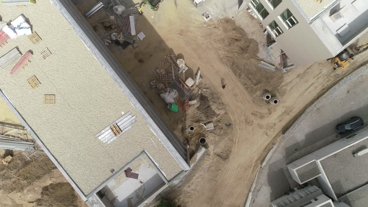 construcción de un nuevo edificio. trabajadores de la construcción en el techo