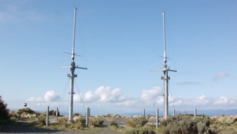 Zwei-Hohe-Antennen-Auf-Einem-Berggipfel