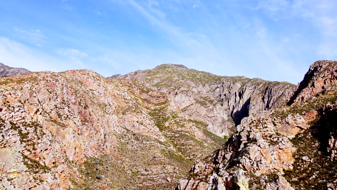 Paesaggio montuoso frastagliato della catena montuosa di Langeberg nel Piccolo Karoo, ripresa con drone in allontanamento