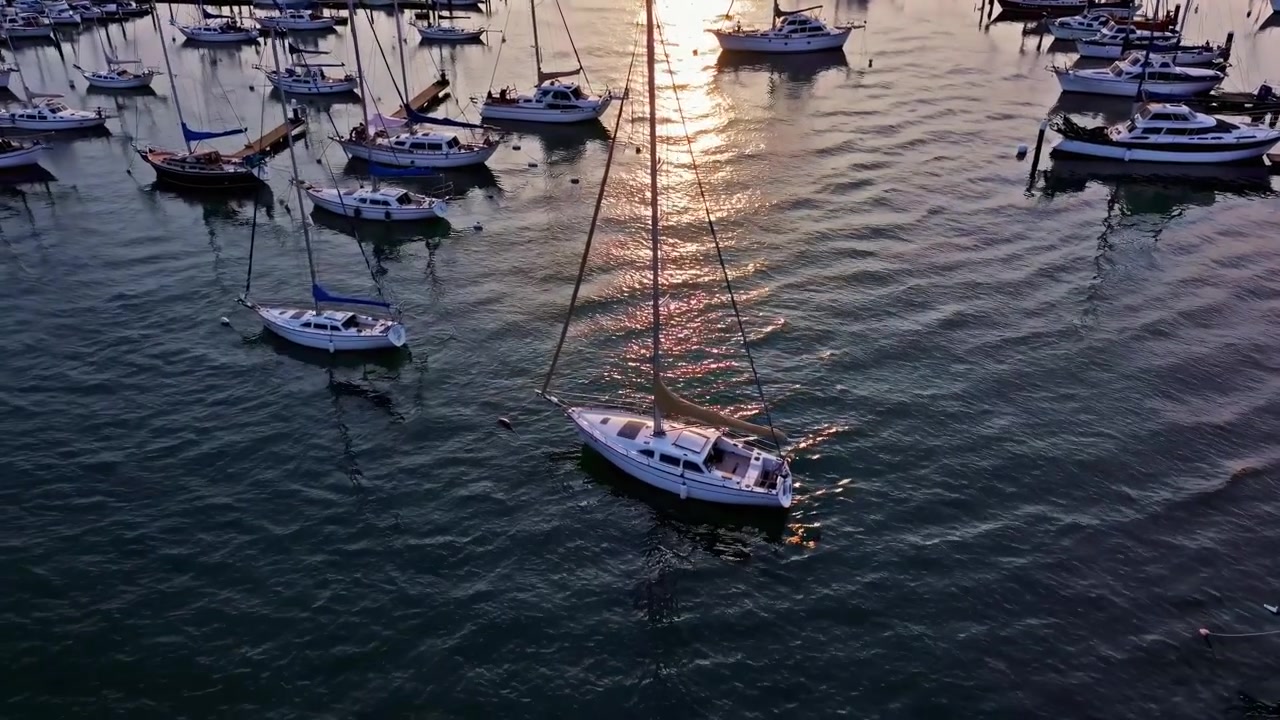 Vista aerea di barche a vela ormeggiate in un porto turistico al tramonto