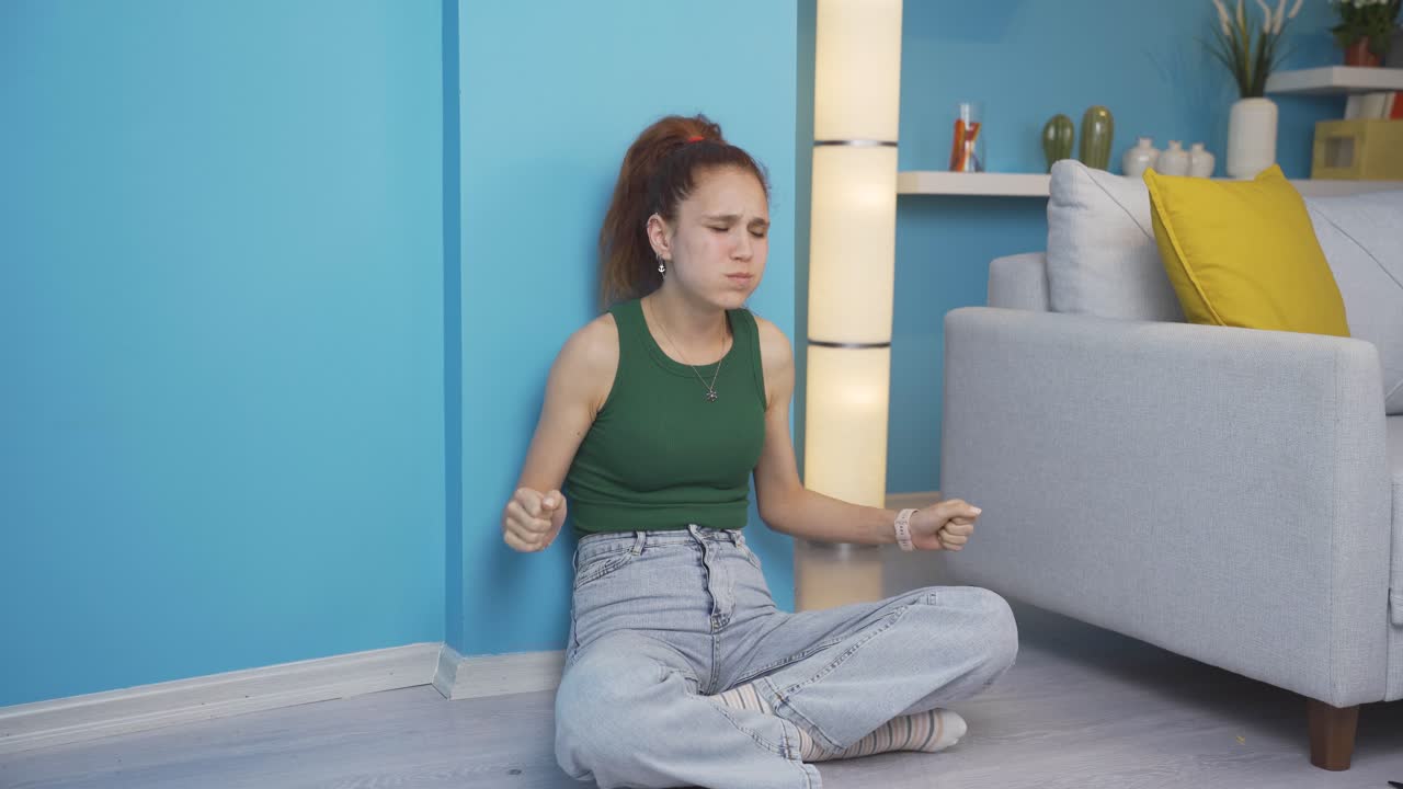 la mujer que golpea la pared con ira.