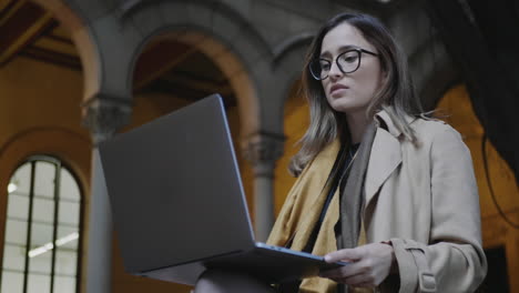 mujer joven, usar la computadora portátil