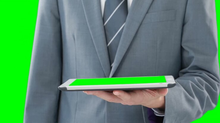 Busto di un uomo d'affari che usa un tablet