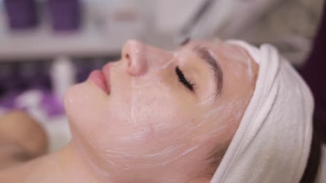 mujer recibiendo un tratamiento facial en un spa