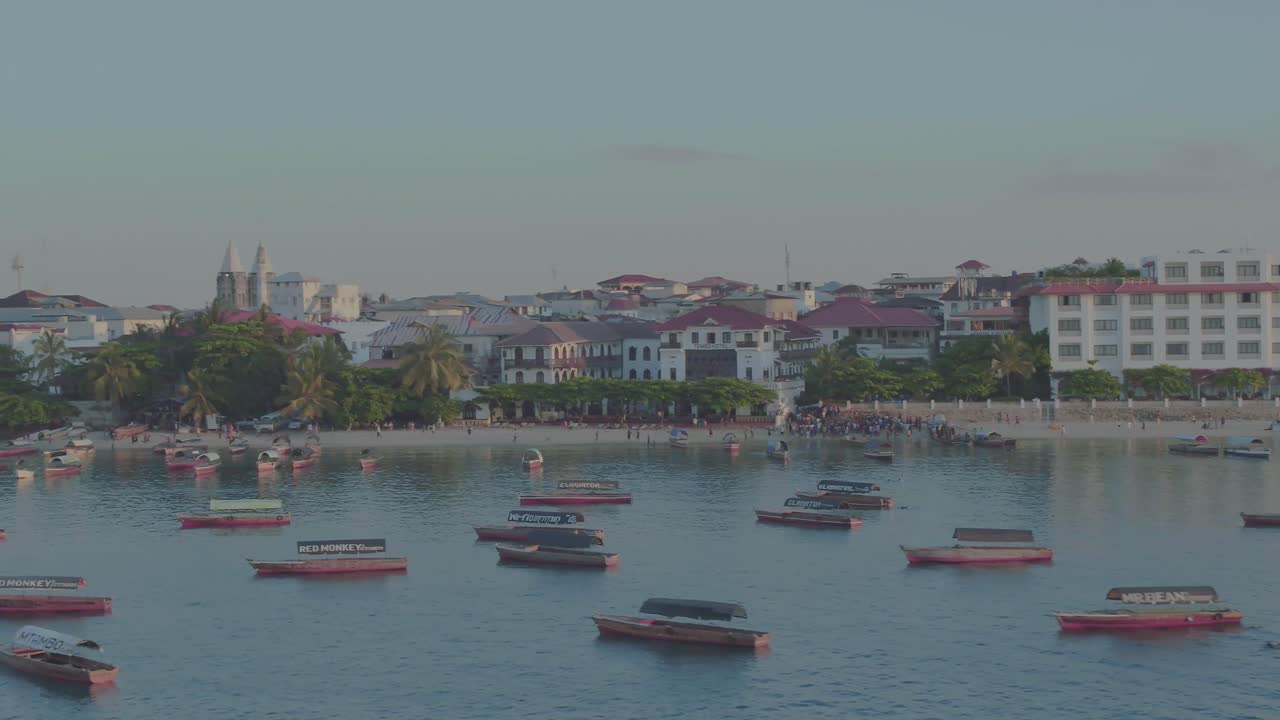 imágenes aéreas de drones de la isla de zanzíbar sobre la costa de los barcos de agua