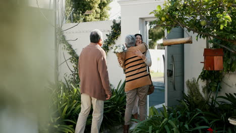 Familia-Feliz,-Puerta-Abierta-Y-Abrazo-Con-Flores