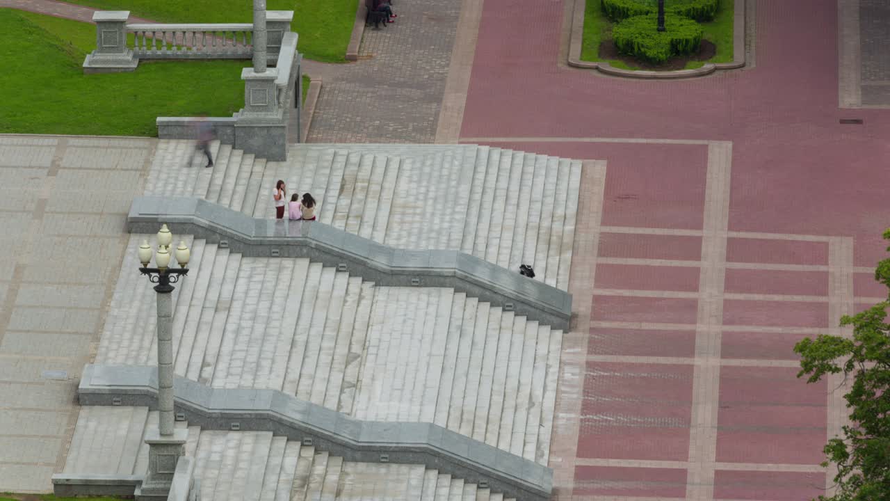 día de verano minsk ciudad teatro de ópera escaleras techo panorama 4k timelapse bielorrusia