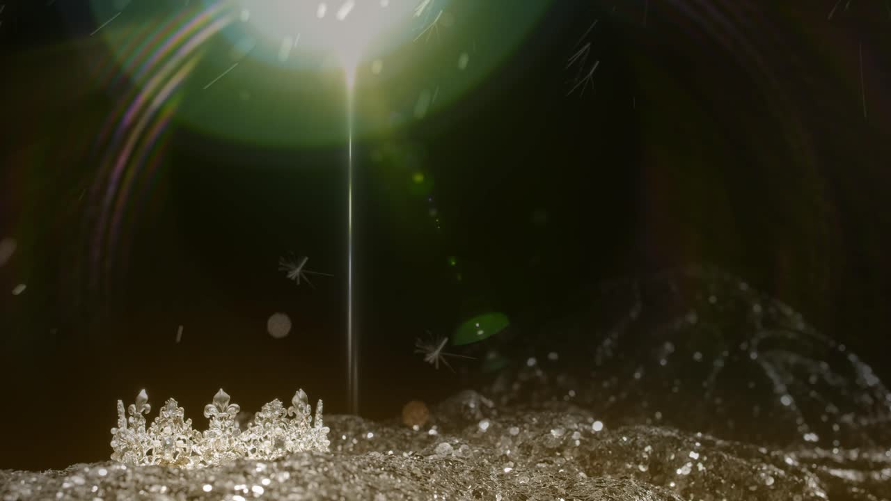 스포트라이트를 받는 미인 대회 왕관과 빛샘과 대기 입자가 있는 회전 디스플레이