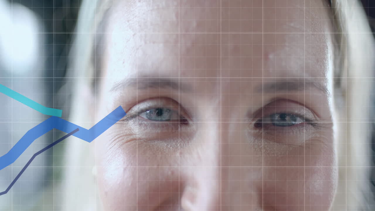 사무실에 있는 백인 사업가 여성에 대한 금융 데이터 처리의 애니메이션