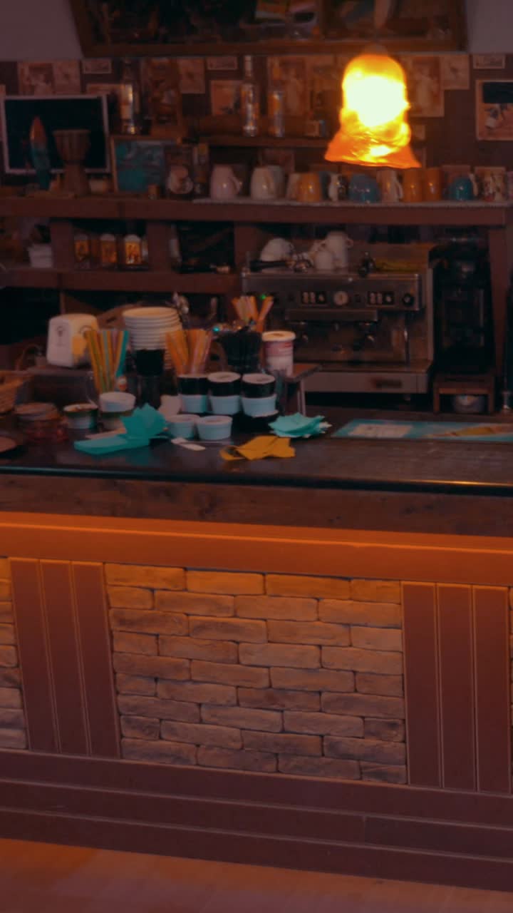 Interno di un bar con macchina per caffè espresso e bancone decorato