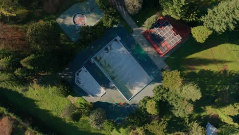 fotografía aérea de la piscina vacía abandonada durante un soleado día de otoño