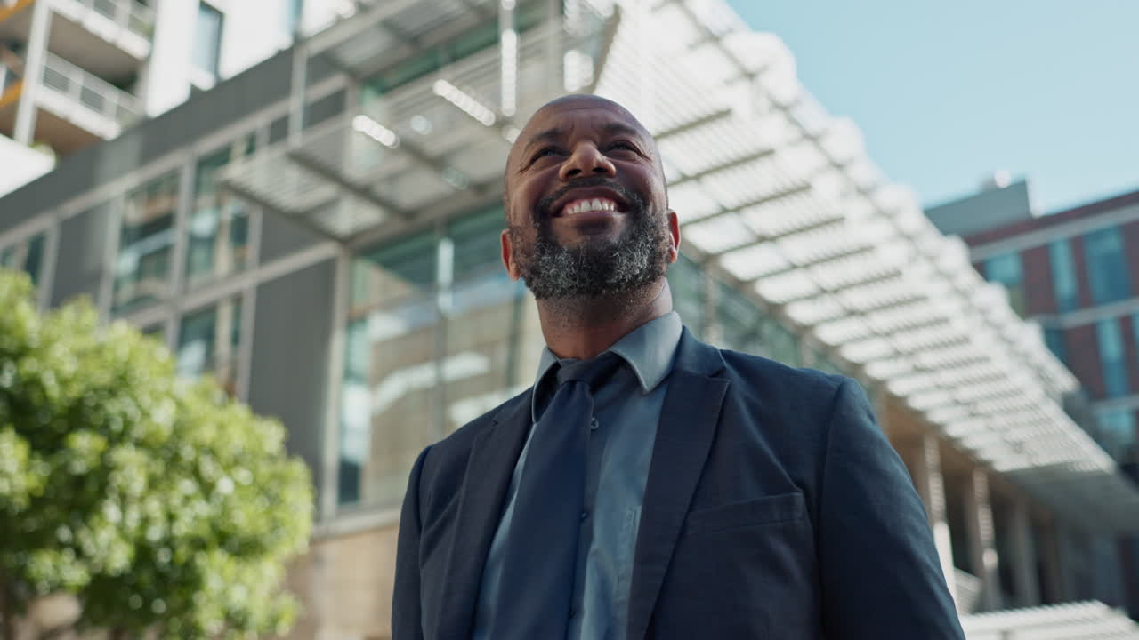 hombre de negocios sonriente en la ciudad
